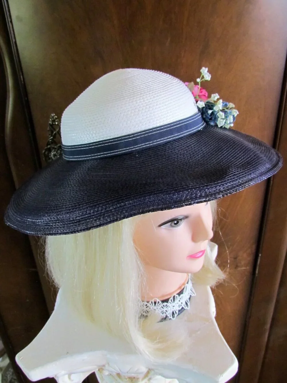 VINTAGE 1950s HAT, S, NAVY & WHITE  w PINK & BLUE FLOWERS, WIDE BRIM, 20" HEAD - Picture 4 of 6